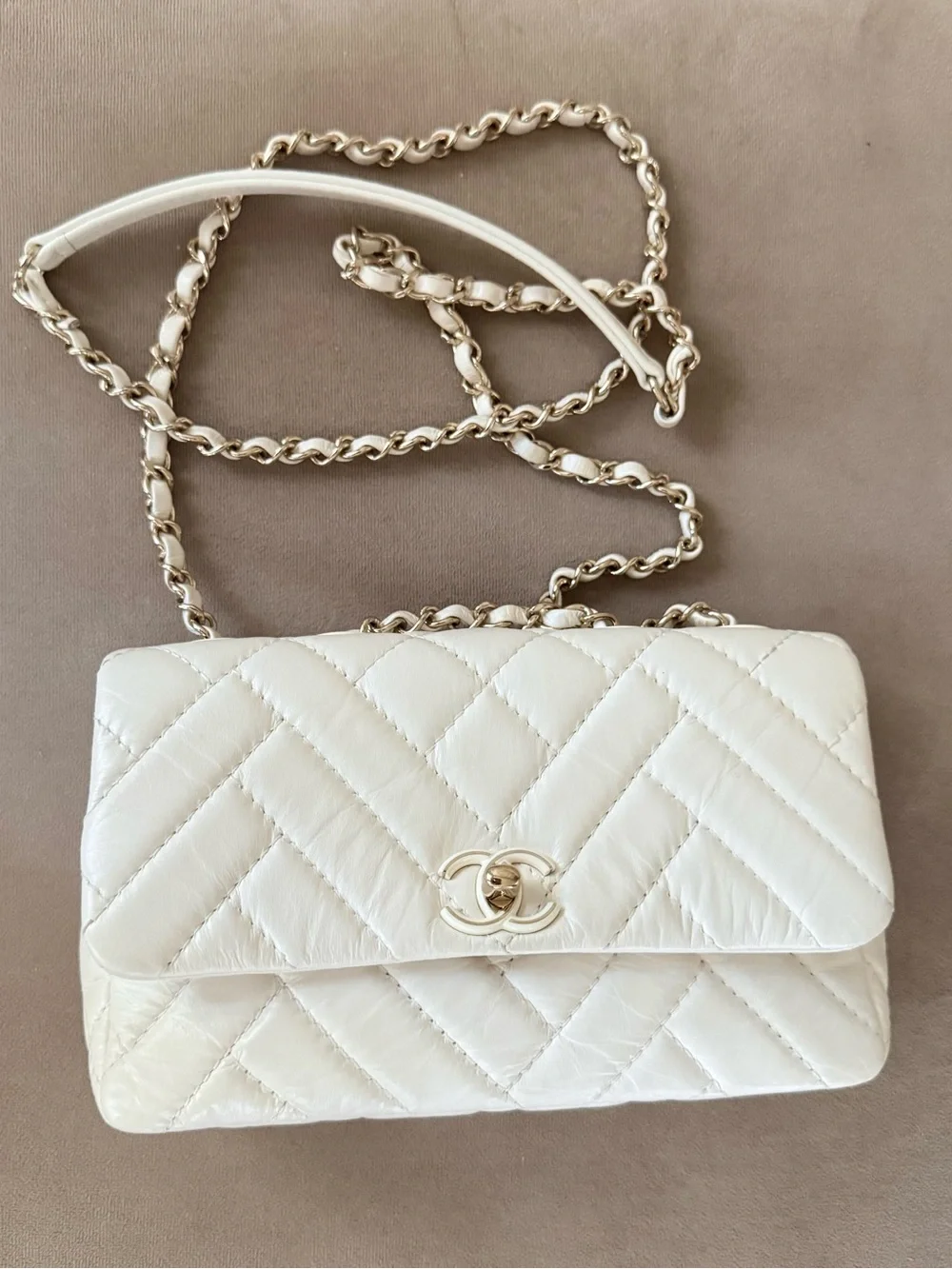 CHANEL Cream Quilted Chevron Leather Crossbody Bag with Gold Chain Small